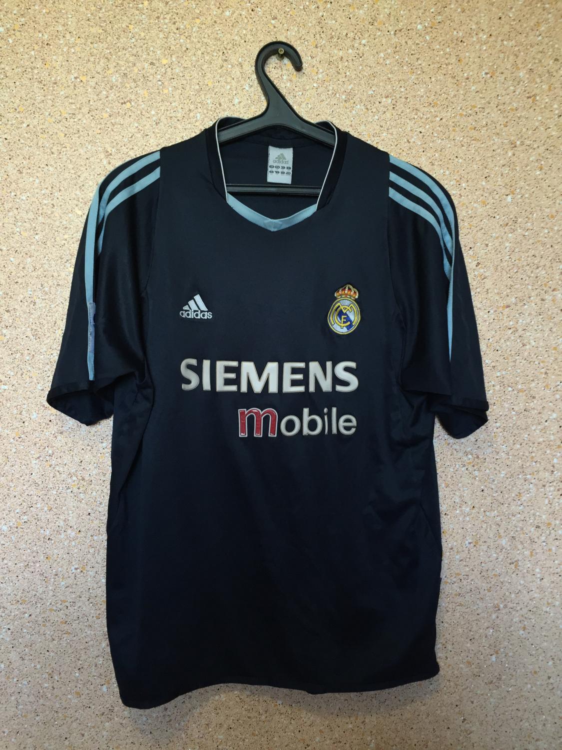 Real Madrid Away football shirt 2003 - 2004. Added on 2014-12-19, 16:14