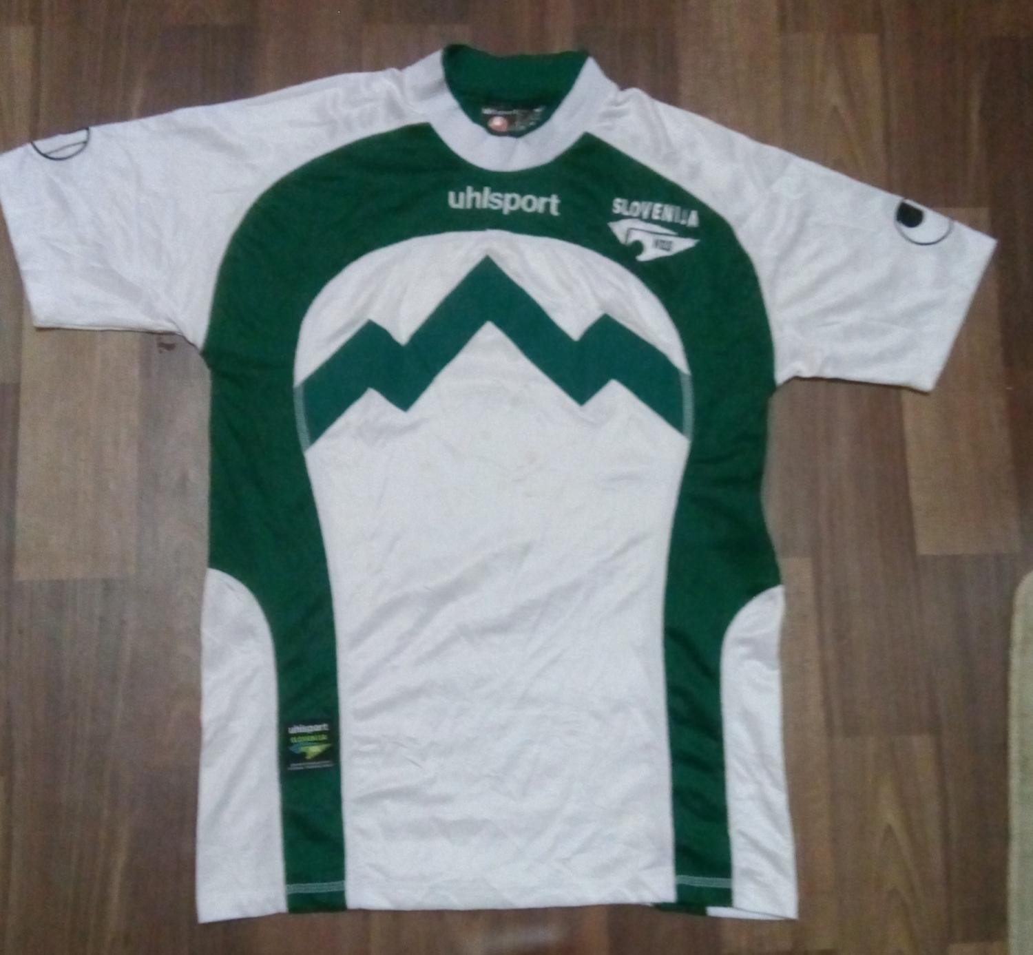 [Imagen: slovenia-away-football-shirt-2000-2002-s_16082_1.jpg]