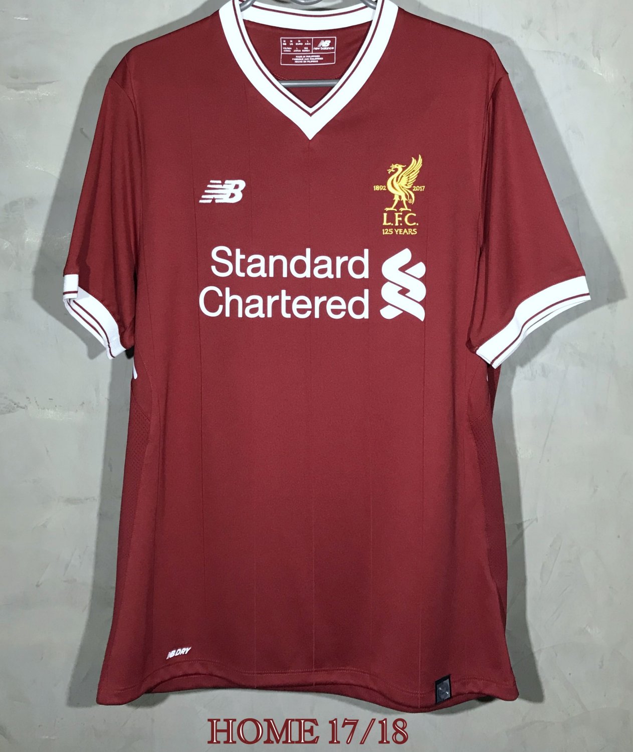 Tina Lustre omitir Liverpool Home Camiseta de Fútbol 2017 - 2018. Sponsored by Standard  Chartered