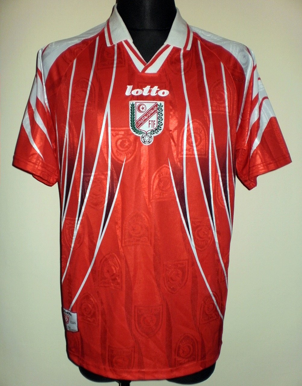 PRÉSENTATION DU MAILLOT OFFICIEL DE L'ÉQUIPE NATIONALE - Fédération Tunisienne de Football PRÉSENTATION DU MAILLOT OFFICIEL DE L'ÉQUIPE NATIONALE - Fédération Tunisienne de Football