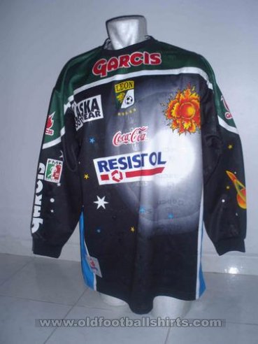 Leon Penjaga gol baju bolasepak 2001