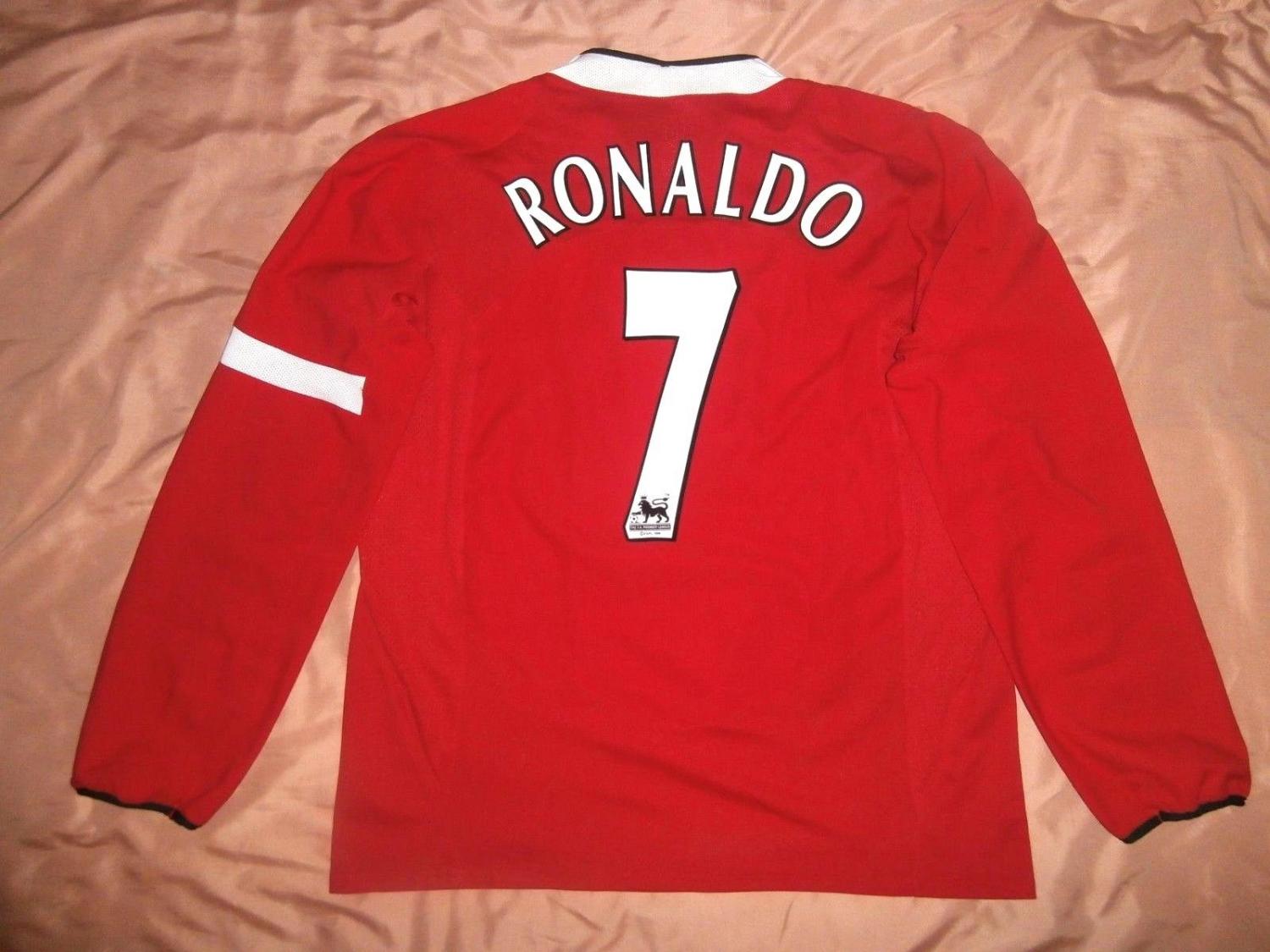 Manchester United Home football shirt 2004 - 2006. Sponsored by Vodafone