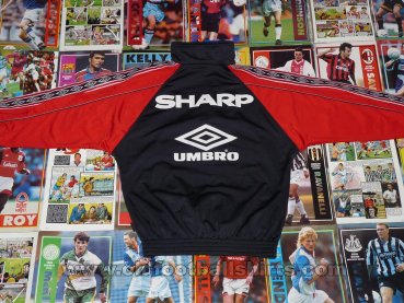 Manchester United Training/Leisure football shirt 1998 - 1999