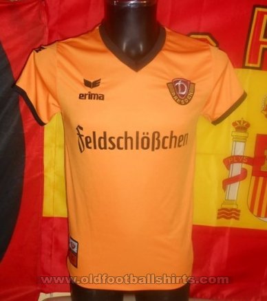 modèle 3D de Maillot de football jaune avec maillot bleu ciel du joueur 10 en lo