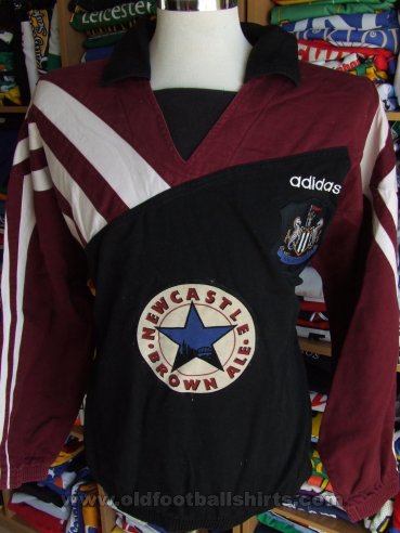 Newcastle Treino/Passeio camisa de futebol 1995 - 1996