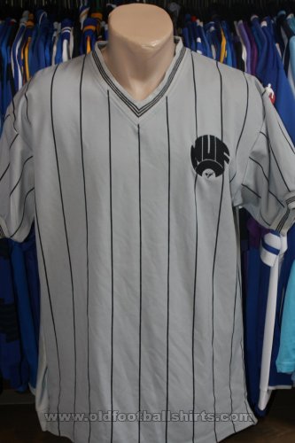 Newcastle Retro Replicas חולצת כדורגל 1983 - 1985