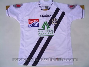 Union de Curtidores Home football shirt 2011