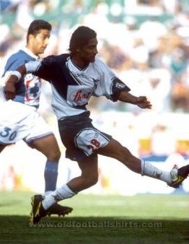 Union de Curtidores Home football shirt 1999