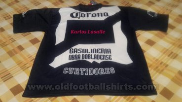 Union de Curtidores Home football shirt (unknown year)