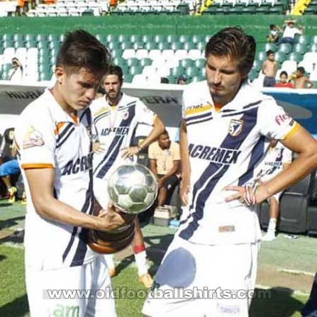 Union de Curtidores Home football shirt 2014