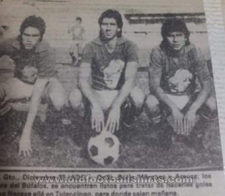 Union de Curtidores Away football shirt 1974