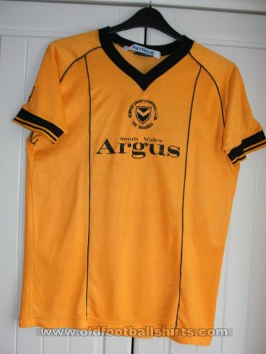 Newport County Home baju bolasepak 1983 - 1984
