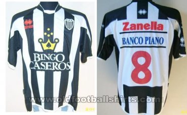 Estudiantes (BA) Home football shirt 2009