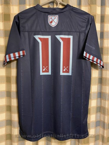 West Ham United Training/Leisure football shirt 2021