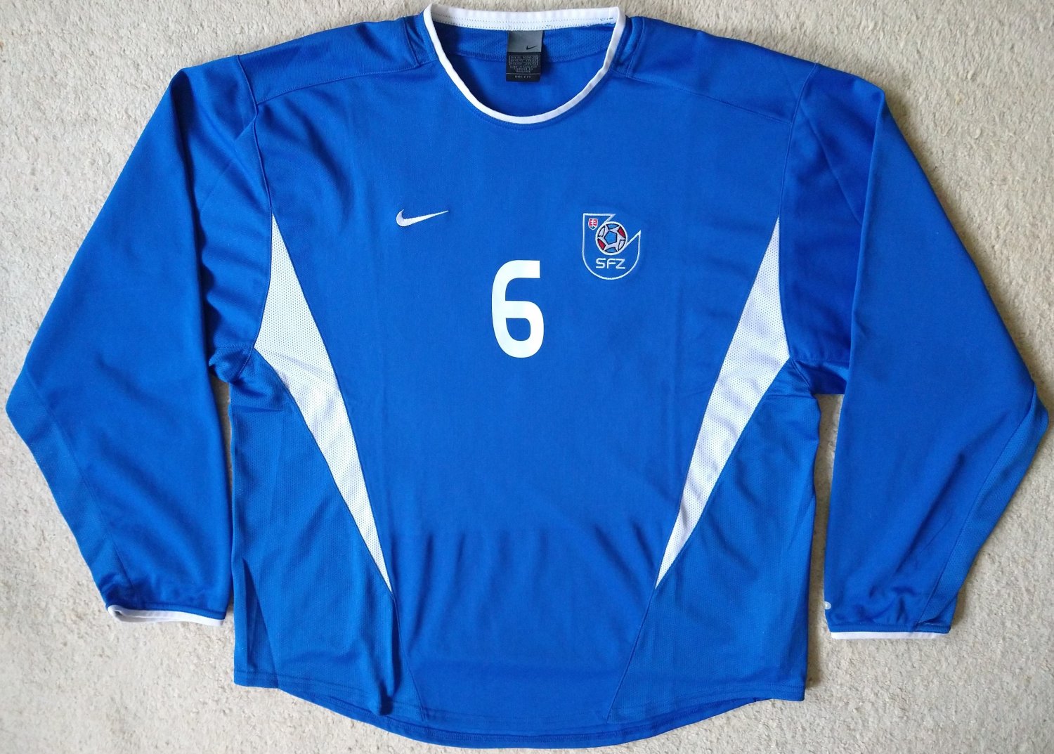 Maillot d'extérieur de football réaliste 3D équipe nationale de Slovaquie 2024 | Vecteur Premium