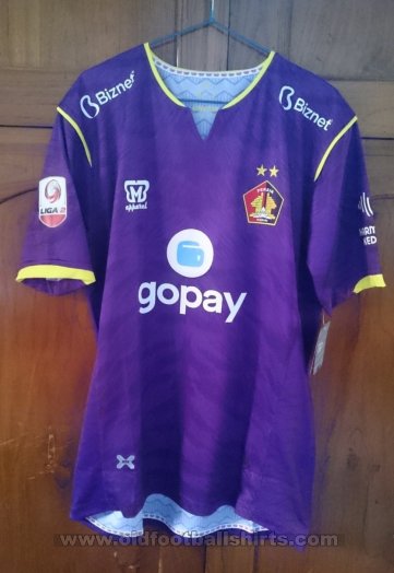 Persik Kediri Home football shirt 2019