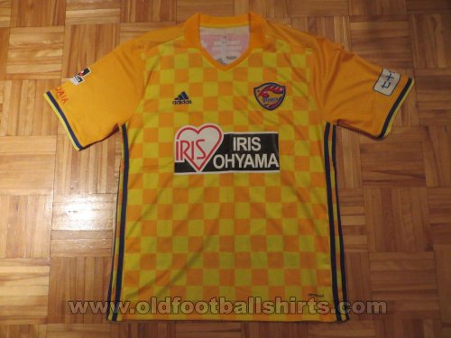 Vegalta Sendai Home football shirt (unknown year)