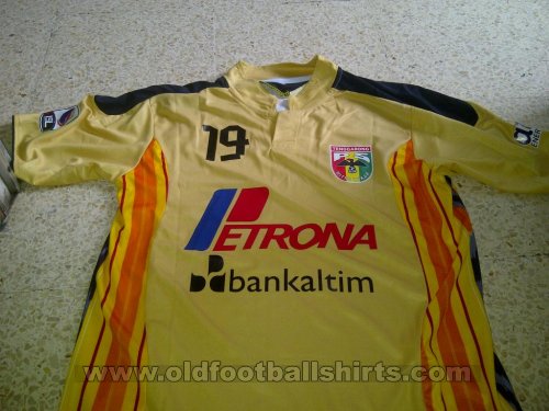 Mitra Kukar Home football shirt 2013 - 2014