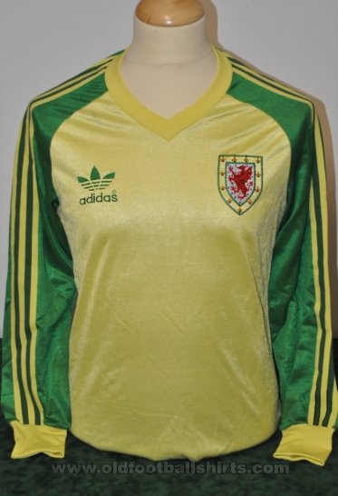 Wales Away football shirt 1980 - 1981