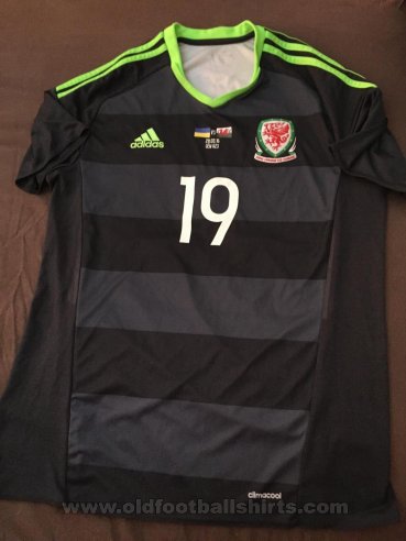 Wales Uit  voetbalshirt  2015 - 2016