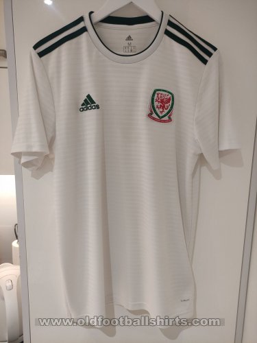 Wales Away football shirt 2018 - 2020