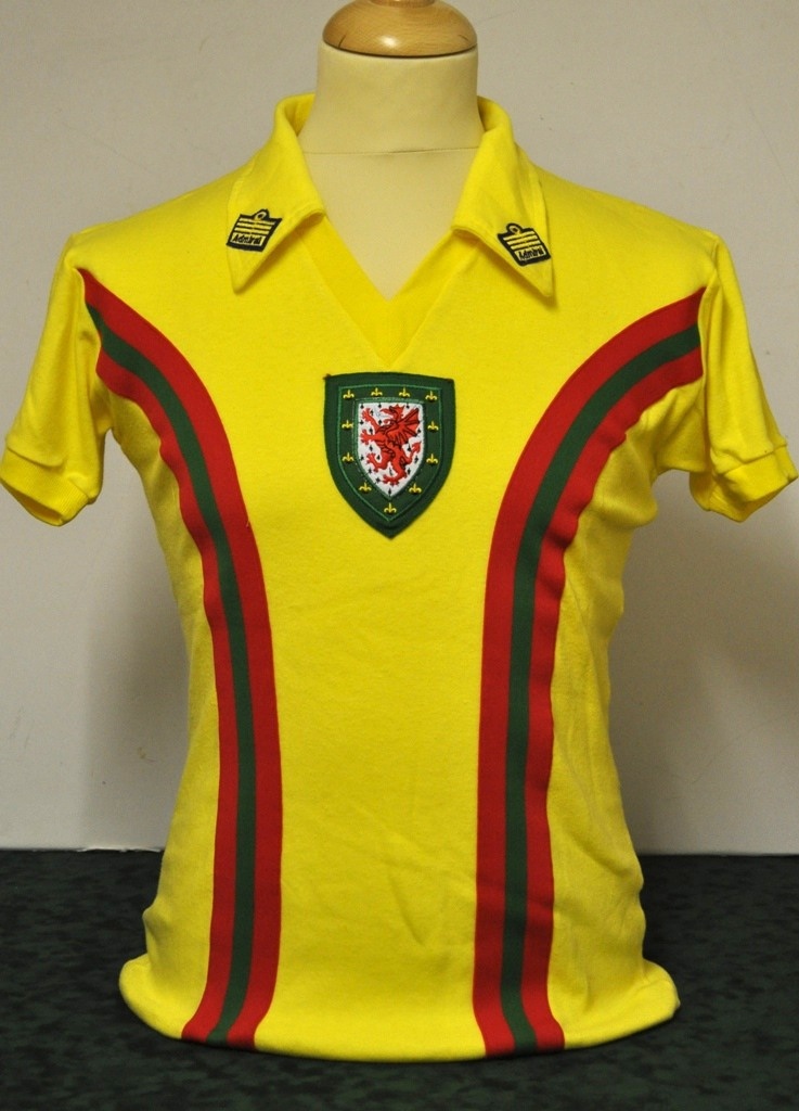 wales-away-football-shirt-1976-1979-s_26295_1.jpg