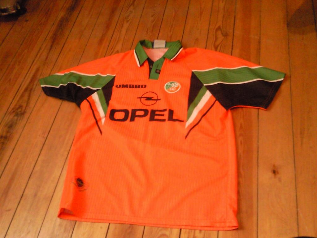 republic-of-ireland-away-football-shirt-1997-1998-s_17357_1.jpg