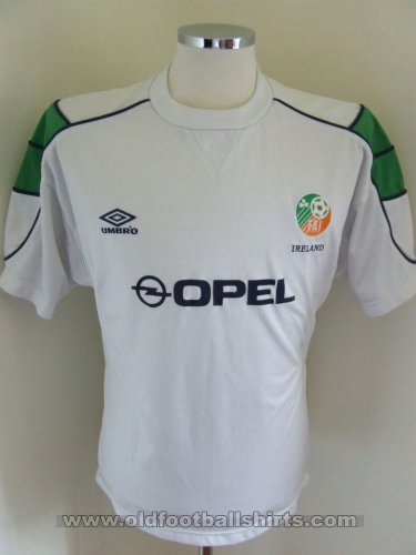 Republic of Ireland Away football shirt 2000 - 2001