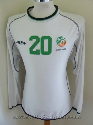 Republic of Ireland Weg Fußball-Trikots 2001 - 2002
