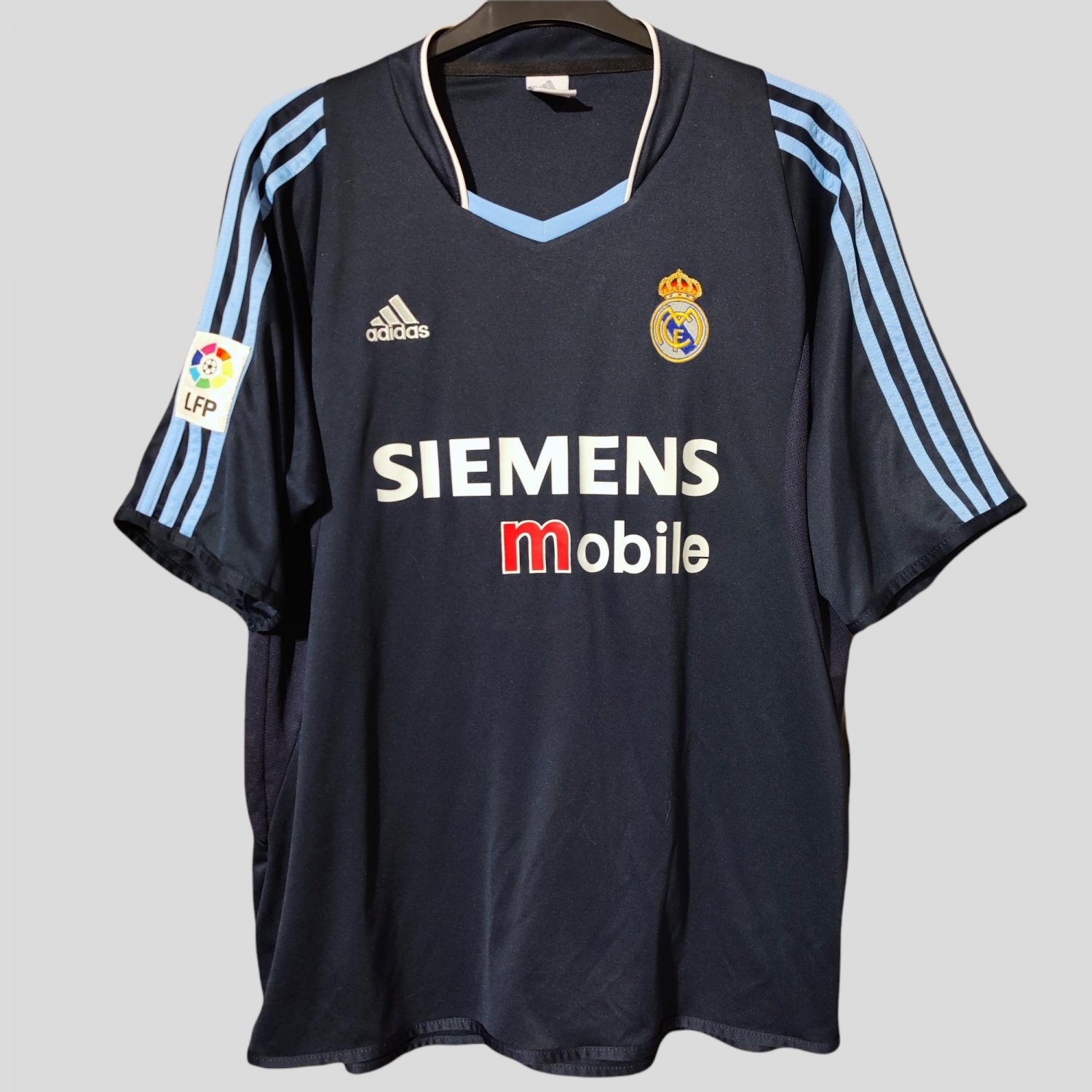 Verzoekschrift veer top Real Madrid Away football shirt 2003 - 2004. Sponsored by Siemens