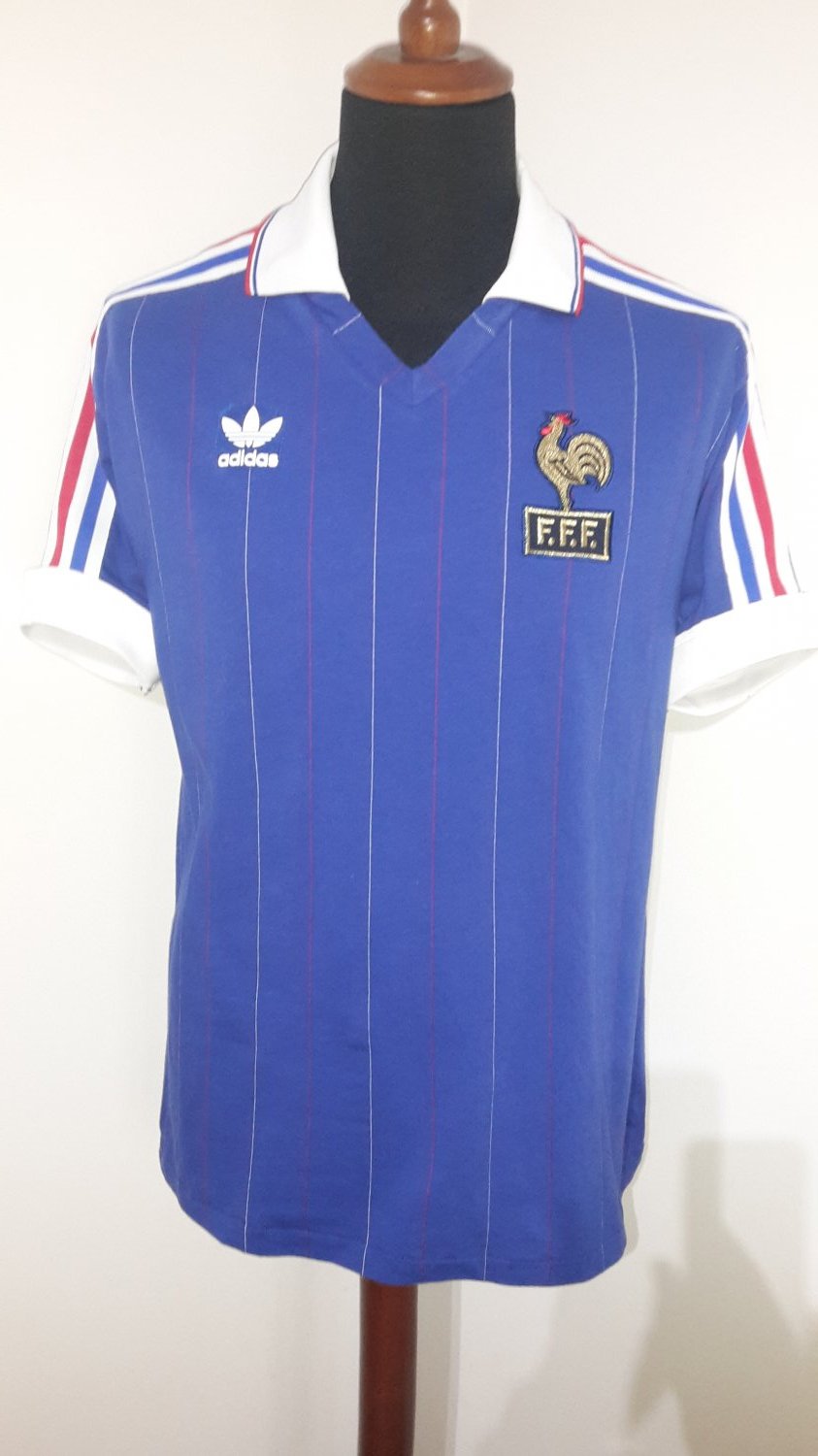 Maillots De Foot Vintage / Rétro - The Football Market - Maillot Foot Vintage Equipe De France Domicile 1982 1983 Adidas Aisselle A 50cm Epaule Poignet Maillots Retro The Football Market 420 1800x1800