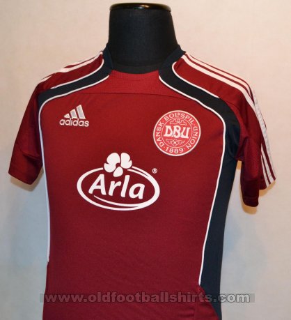 Denmark Training/Leisure football shirt 2009