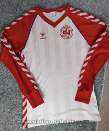 Denmark חוץ חולצת כדורגל 1984 - 1985