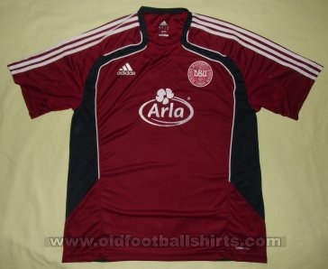 Denmark Training/Leisure football shirt 2009 - 2011