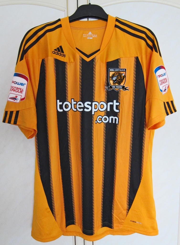 caballo de fuerza Patológico equipo Hull City Home Camiseta de Fútbol 2010 - 2011. Sponsored by Totesport.com
