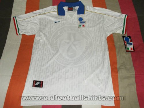 Italy Away football shirt 1995 - 1996