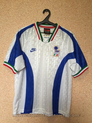 Italy Training/Leisure football shirt 1996 - 1997