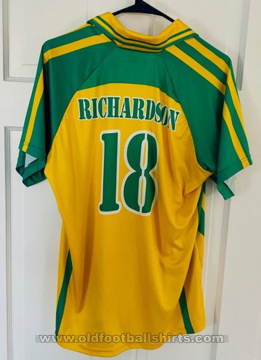 St Vincent and the Grenadines Home football shirt 2016 - 2017