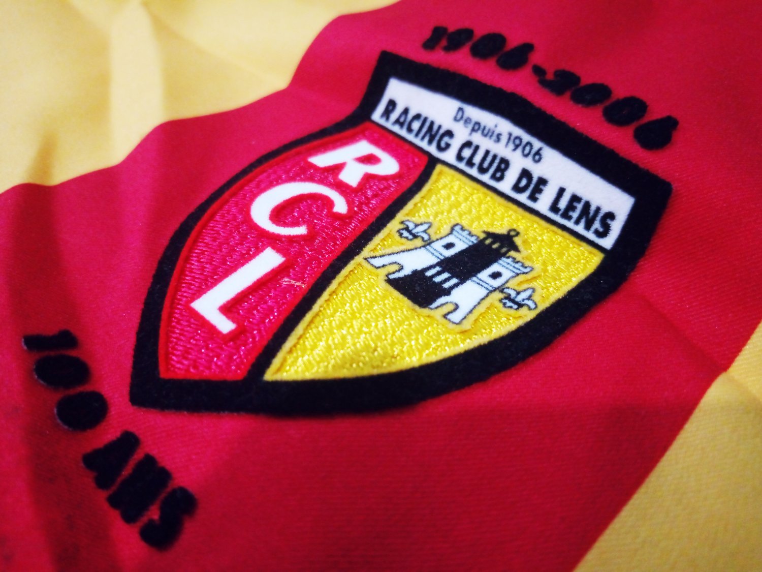 N°77 BADGE RC LENS RCL BOLLAERT PANINI FOOTBALL FOOT 2001 2000-2001