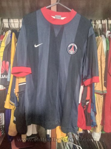 Paris Saint-Germain Latihan/luangan baju bolasepak 2010 - 2011