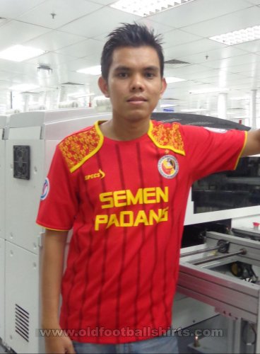 Semen Padang Home football shirt 2013