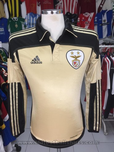 Benfica Dış Saha futbol forması 2011 - 2012