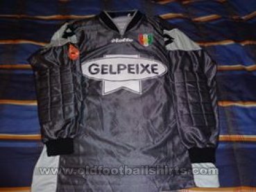 Estrela da Amadora Home football shirt 2004 - 2005