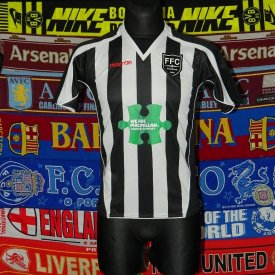 Fraserburgh Home football shirt (unknown year) sponsored by Macmillan Cancer Support