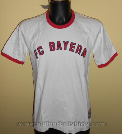 Bayern Munich Training/Leisure football shirt (unknown year)