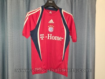 Bayern Munich Training/Leisure football shirt 2009 - 2010