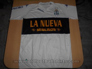 Gimnasia y Esgrima Home football shirt 2009