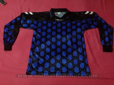 Gimnasia y Esgrima Goalkeeper football shirt 1993