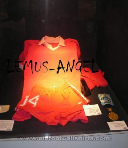 Argentinos Juniors Home football shirt 1975