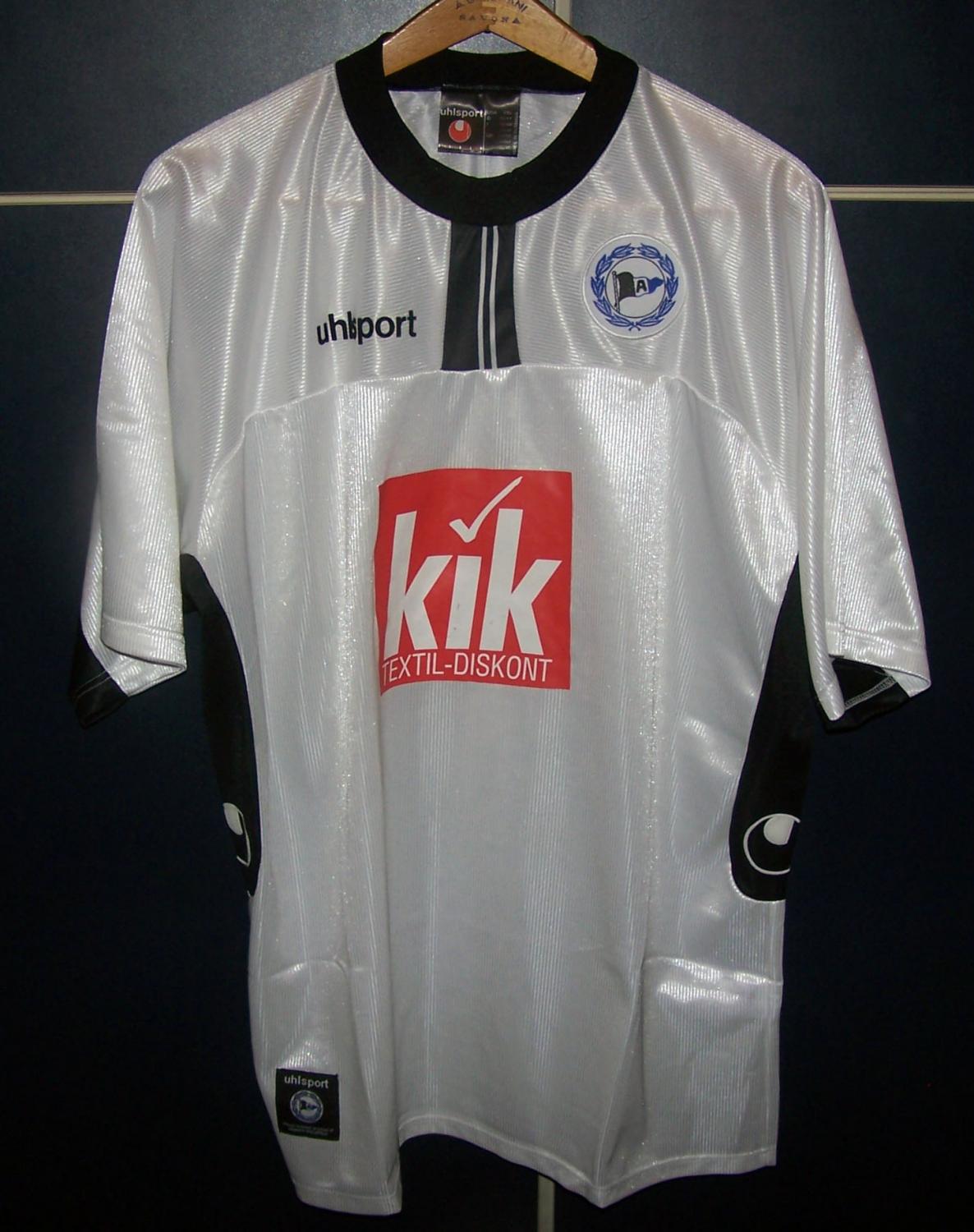 DSC Arminia Bielefeld Away FußballTrikots 2003 2004. Sponsored by kik